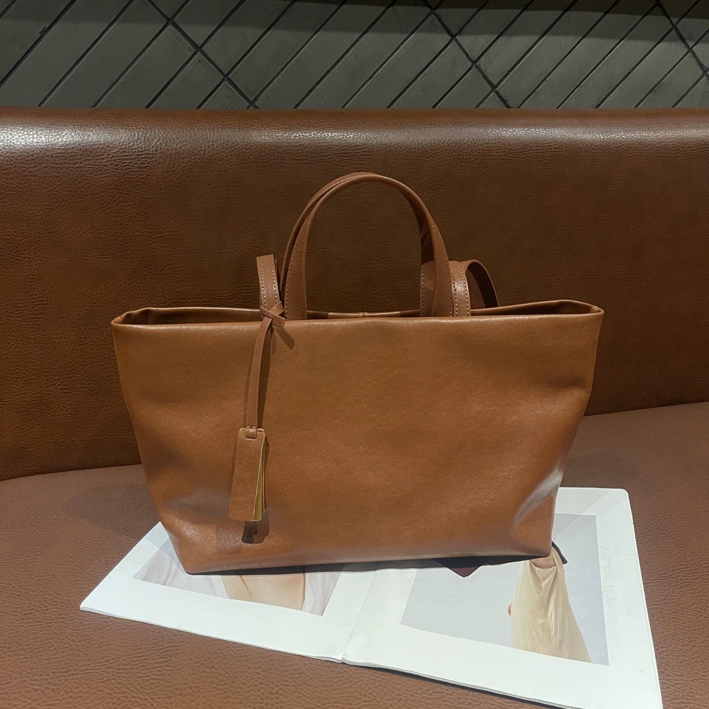 New Women's Bag, Underarm Single-shoulder Cross-border First-layer Cowhide Tote, Niche Crossbody, Vintage Soft Leather, Large Capacity – product detail alternate view