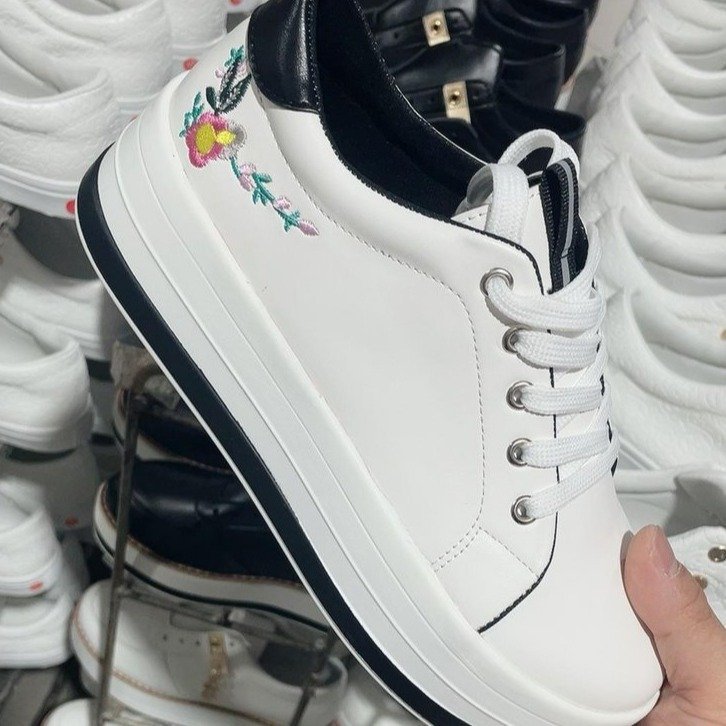 Floral Embroidery Platform Lace-Up Sneakers – lace-up detail
